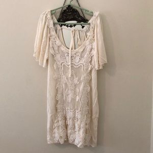 Very nice, comfy white blouse with lace overlea